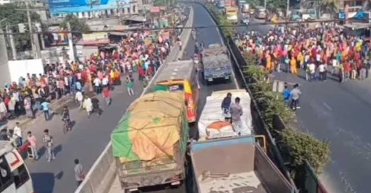 বকেয়া দাবিতে কালিয়াকৈরে মহাসড়ক অবরোধ