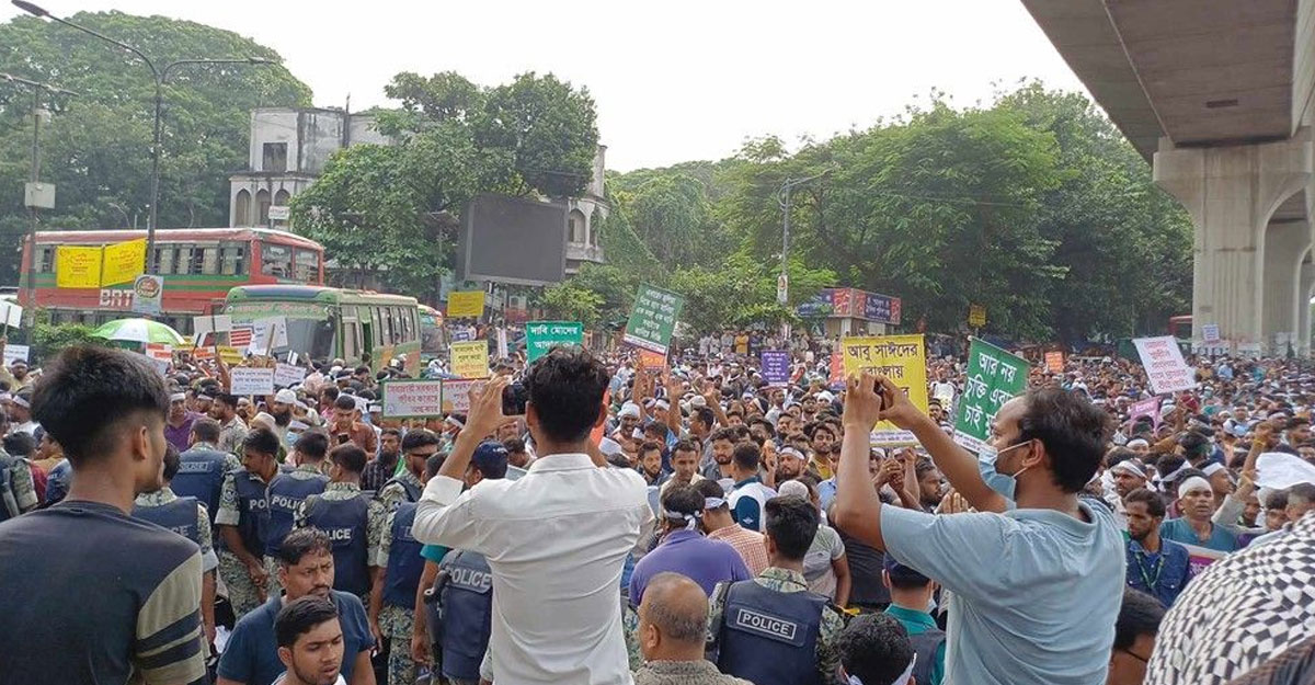 আউটসোর্সিং কর্মীদের শাহবাগ অবরোধ