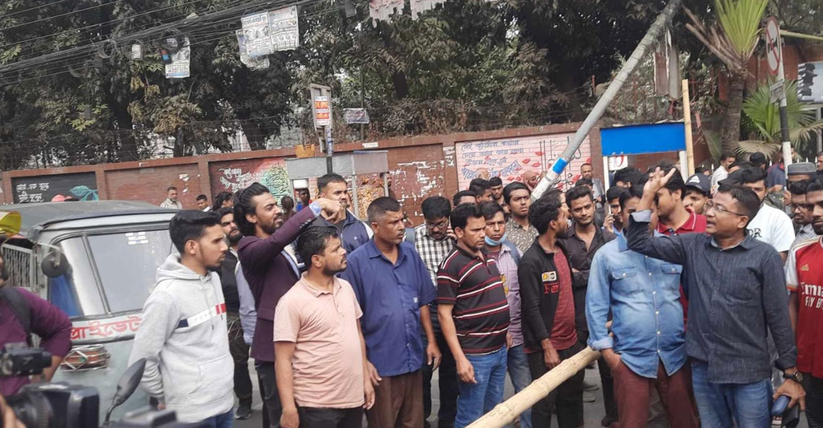 তিতুমীরের সামনের সড়ক বাঁশ দিয়ে আটকে দিলেন শিক্ষার্থীরা