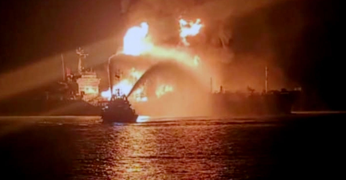 এলপিজি বহনকারী ২ জাহাজে আগুন, নাবিকদের উদ্ধার