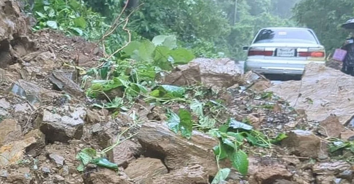 ভারী বৃষ্টিতে খাগড়াছড়িতে পাহাড়ধস, যান চলাচল বন্ধ