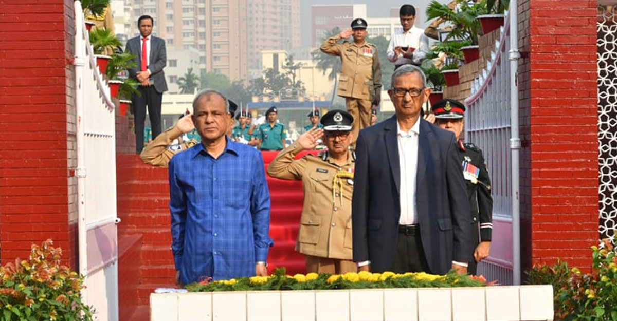 রাজারবাগ স্মৃতিসৌধে স্বরাষ্ট্র উপদেষ্টা-আইজিপির শ্রদ্ধা