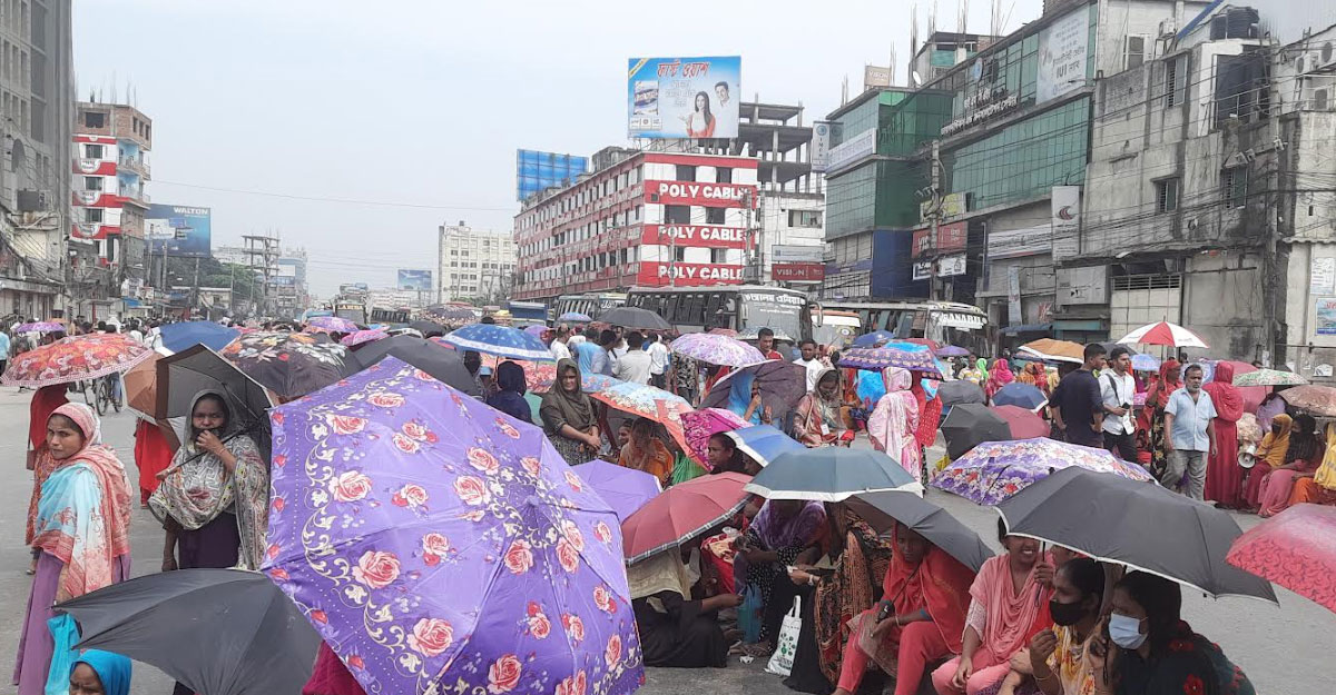 বেতন দাবিতে ঢাকা-ময়মনসিংহ মহাসড়ক অবরোধ