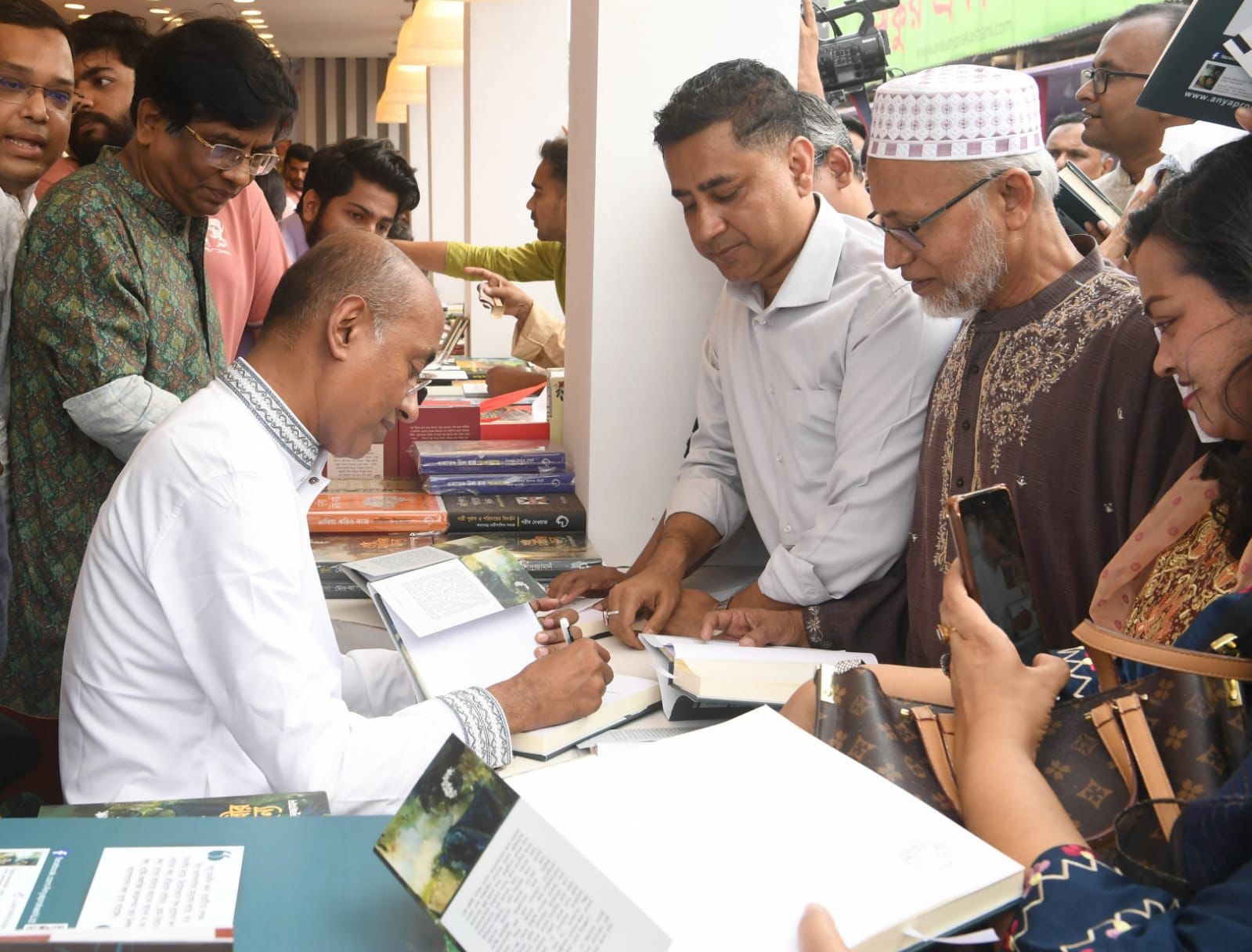 আইনমন্ত্রীর লেখা ‘শুধু মাধবীর জন্য’ বইয়ের মোড়ক উন্মোচন