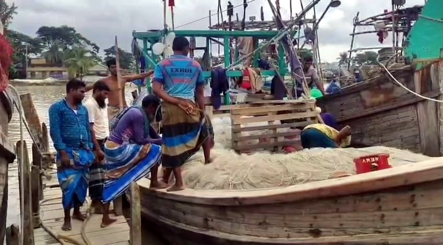 মাছধরার ট্রলারে গ্যাস সিলিন্ডার বিস্ফোরণ, ৩ জেলে দগ্ধ