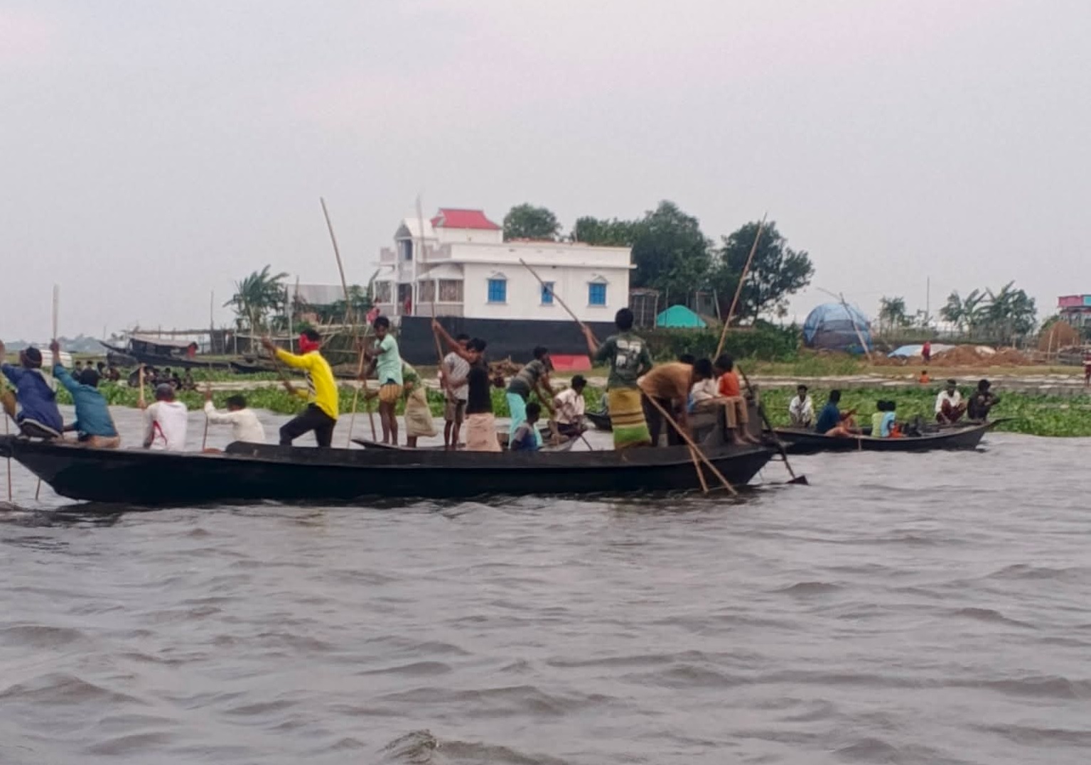 হাওরে ঝড়ের কবলে নৌকাডুবি, যুবক নিখোঁজ