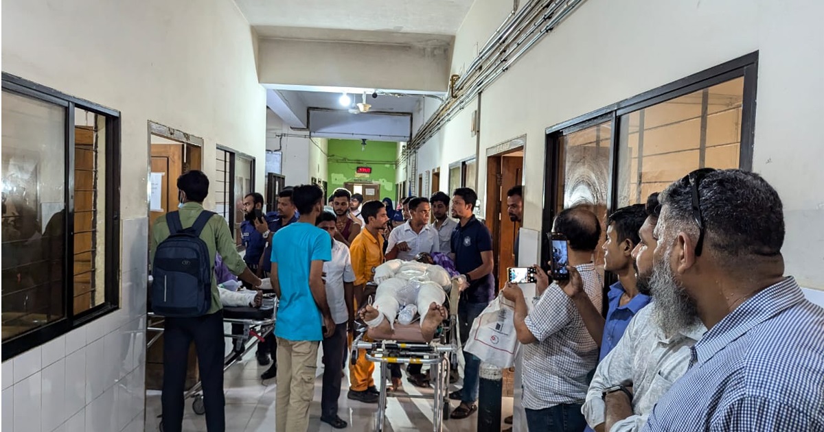 সীতাকুণ্ডে বিস্ফোরণে দগ্ধ ৮ জনকে পাঠানো হয়েছে ঢাকায়