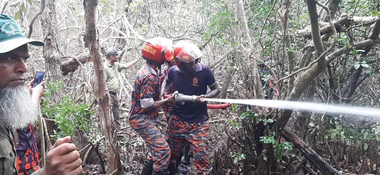 সুন্দরবনের আগুন নেভাতে কাজ করছে নৌ, বিমান বাহিনী ও কোস্টগার্ড