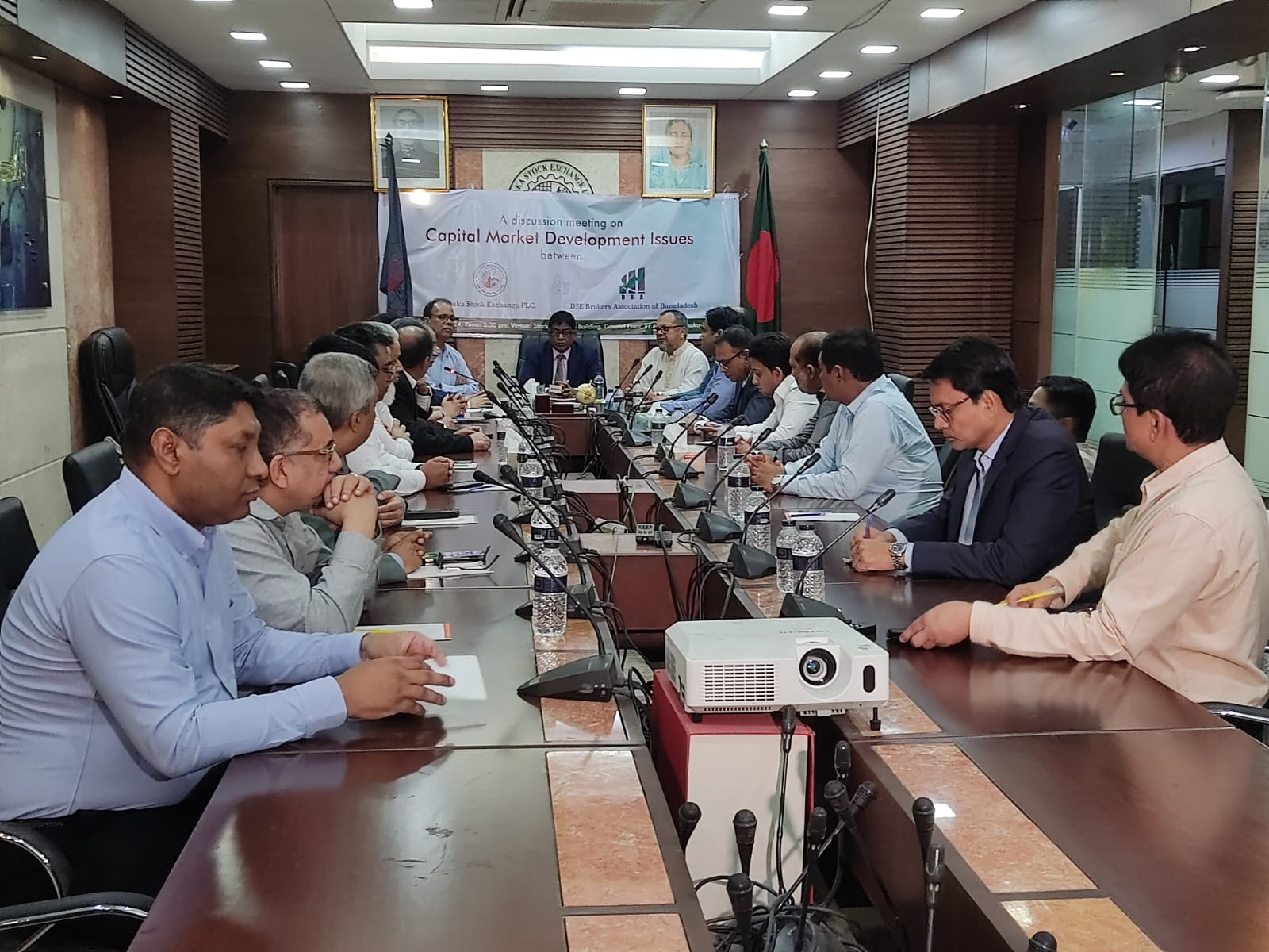 সার্কিট ব্রেকার তুলে পুঁজিবাজারকে নিজস্ব গতিতে চলতে দেওয়ার দাবি