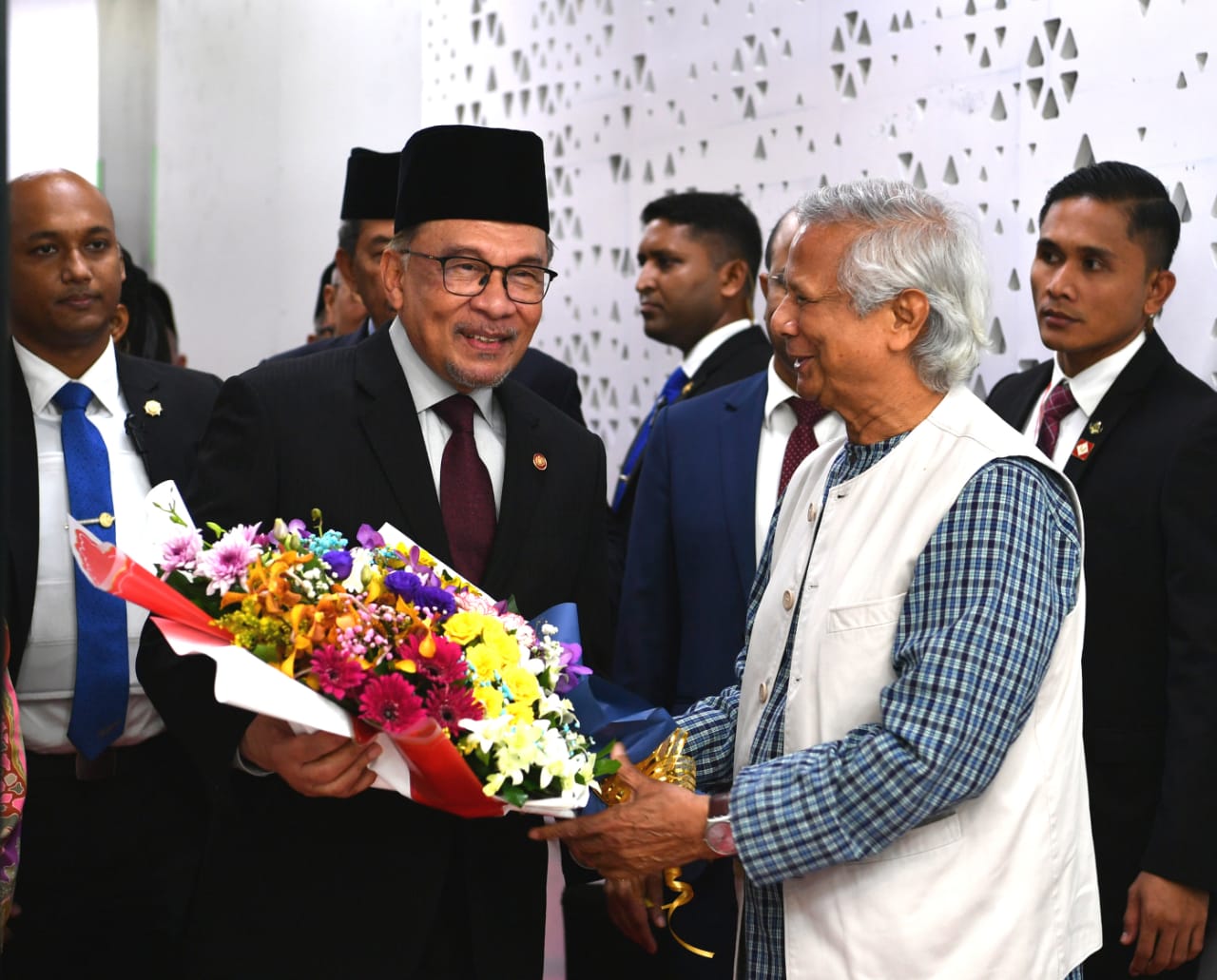 মালয়েশিয়ার প্রধানমন্ত্রী আনোয়ার ইব্রাহিম ঢাকায়