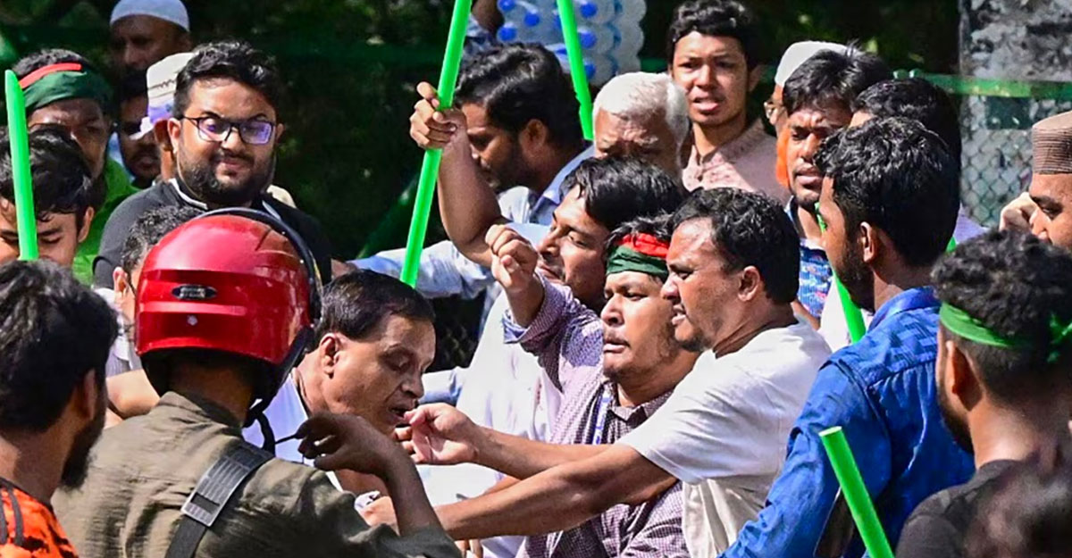 ঢাকায় বিক্ষোভকারীদের হাতে সাংবাদিক হয়রানি