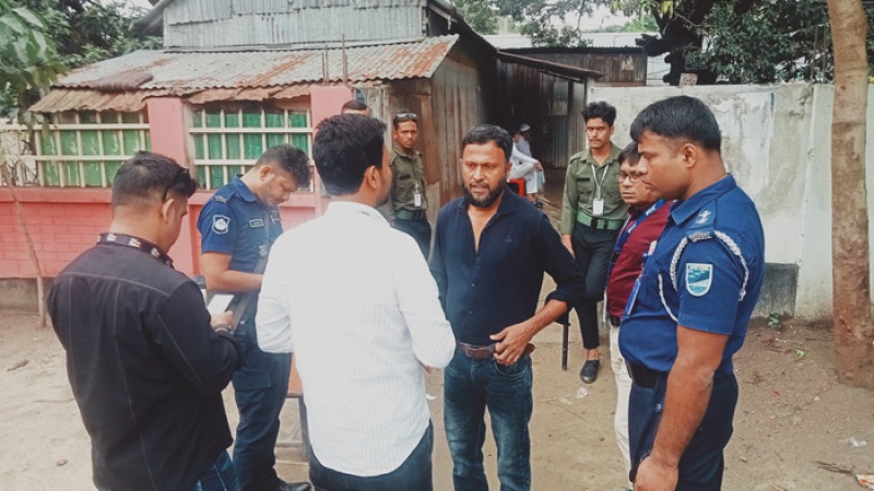 পুলিশকে মারধর, ছবি তোলায় সাংবাদিককেও মারধর