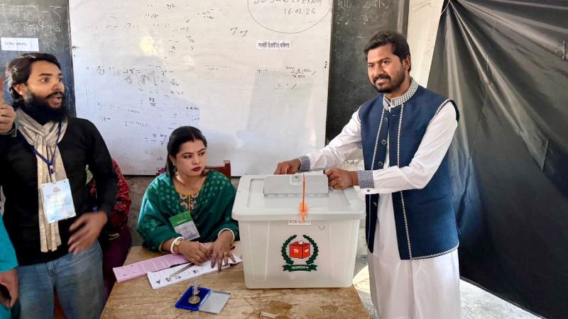 ৩৩ বছর বয়সে জীবনের প্রথম ভোট দিলেন নুর