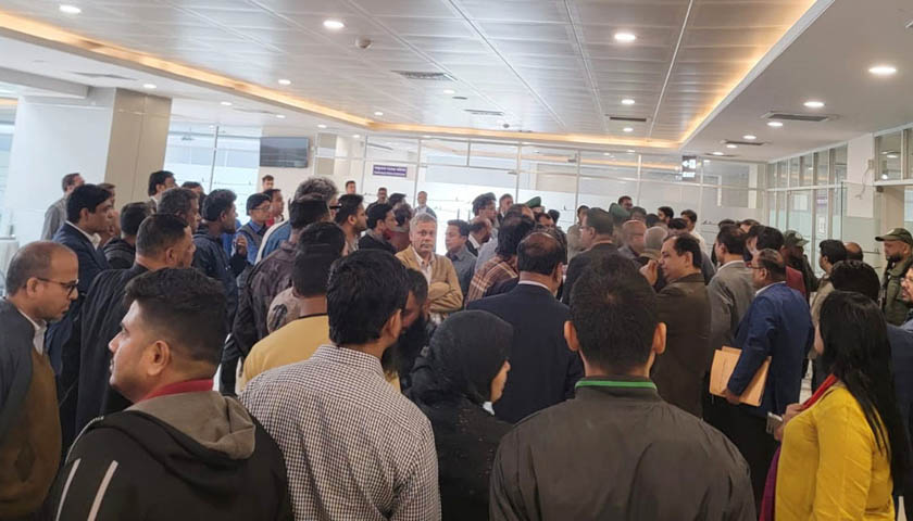 ফেল করা চিকিৎসকদের বিক্ষোভ, অবরুদ্ধ বিএসএমএমইউ ভিসি