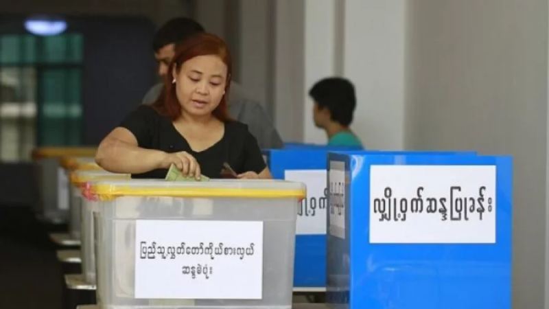 গৃহযুদ্ধের মধ্যেই মিয়ানমারে ভোট শুরু