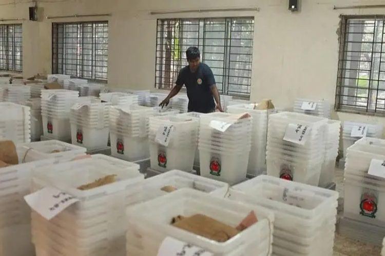 ভোটের সরঞ্জাম পৌঁছানো শুরু, ঝুঁকিপূর্ণ কেন্দ্রে বিশেষ নজরদারি