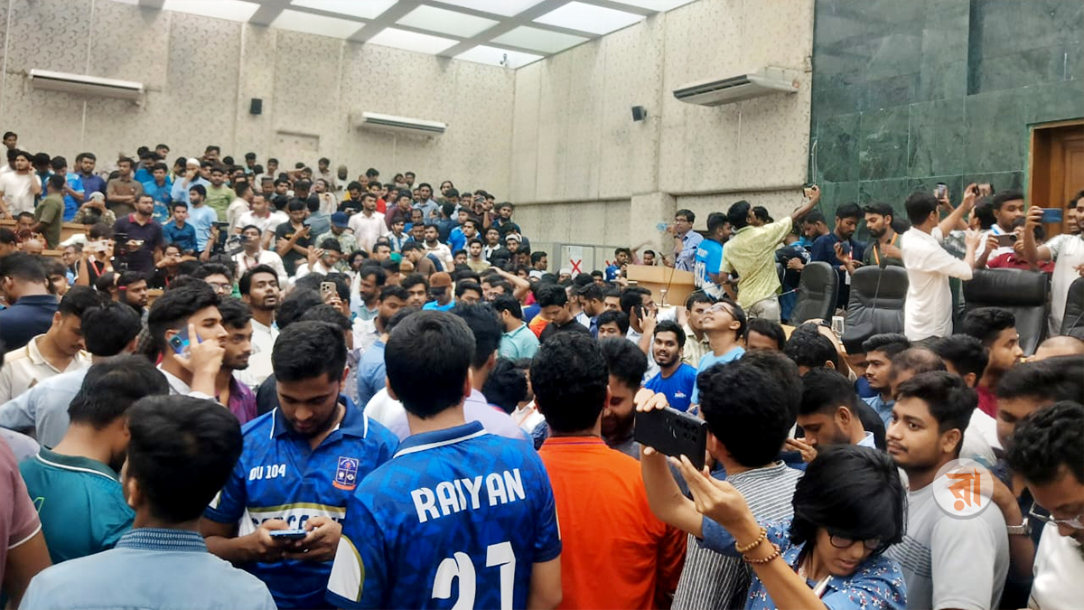 ডাকসুর ফলের অপেক্ষায় উৎসবমুখর সিনেট ভবন