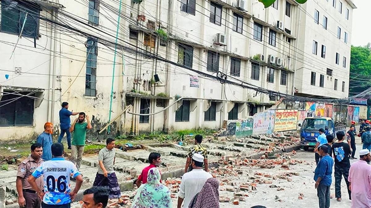 দেয়াল ধসে প্রাণ গেল টিসিবির লাইনে দাঁড়ানো দুজনের