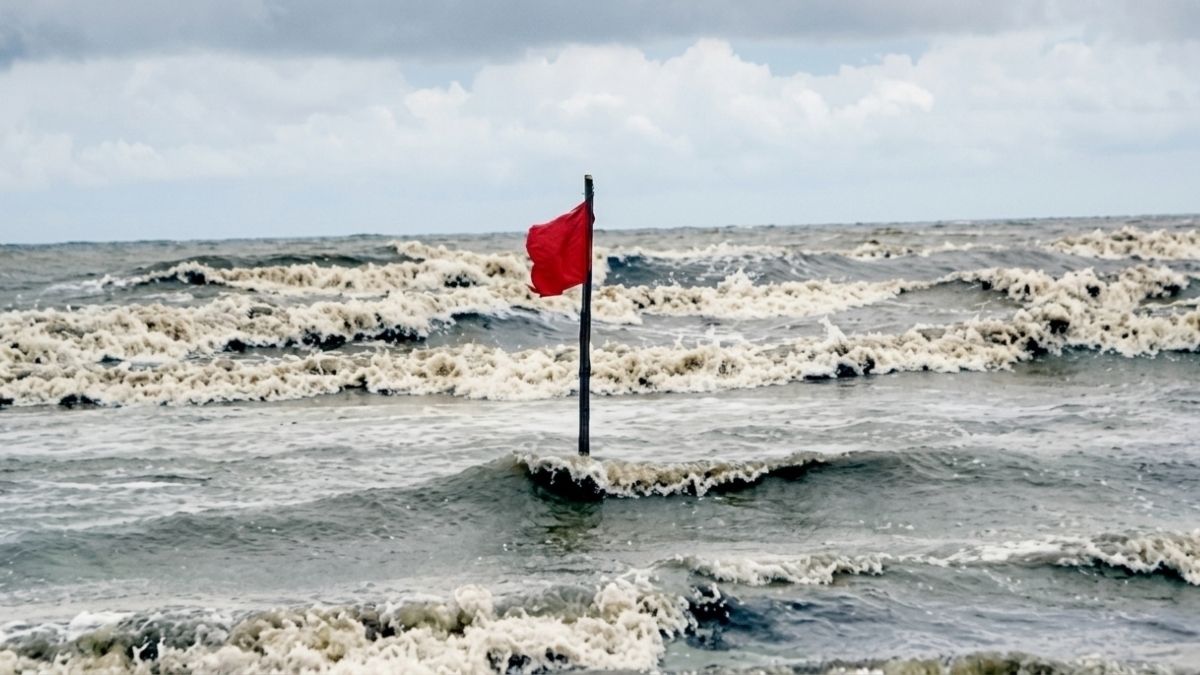 চার সমুদ্রবন্দরে ৩ নম্বর সতর্ক সংকেত
