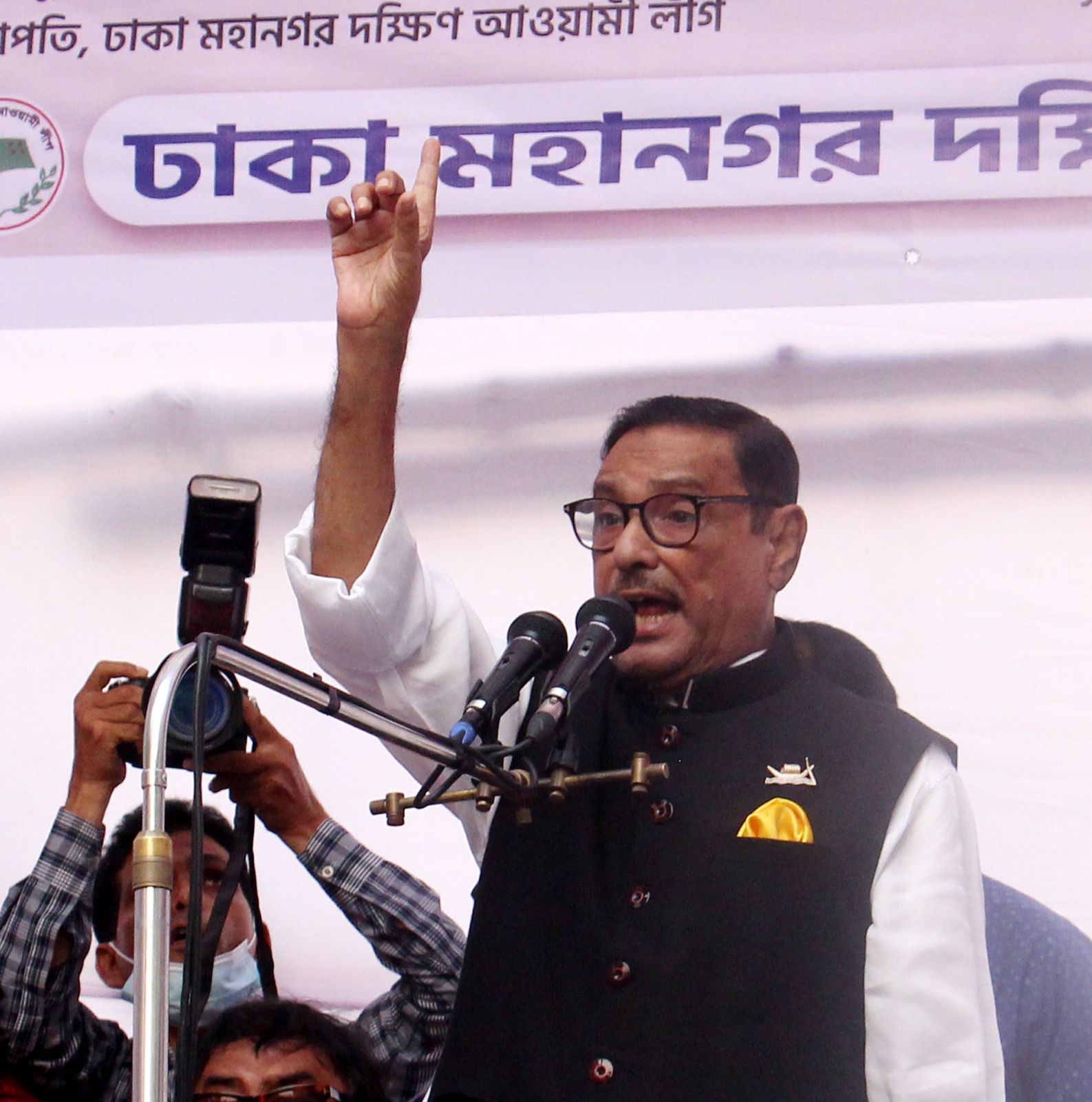 ঘুম থেকে উঠে, লাঞ্চ করতে, ডিনার করতেও পিটার হাস: কাদের