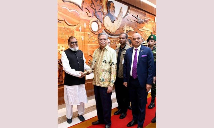 চিকিৎসার জন্য রাষ্ট্রপতি সিঙ্গাপুর গেছেন