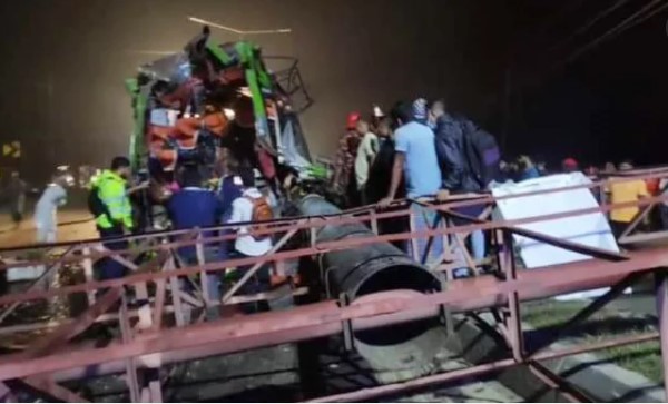 বিলবোর্ডের পিলারে বাসের ধাক্কা, প্রাণ গেল চারজনের
