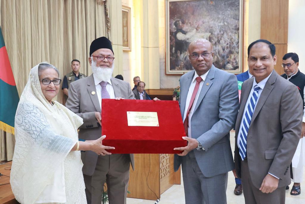 শীতার্ত মানুষের জন্য প্রধানমন্ত্রীর ত্রাণ তহবিলে অনুদান দিয়েছে সীমান্ত ব্যাংক
