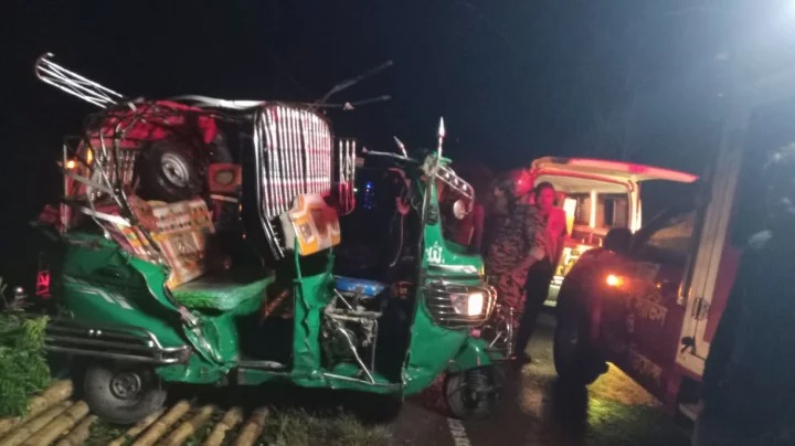 অটোরিকশা উল্টে প্রাণ গেল ২ পুলিশ সদস্যের