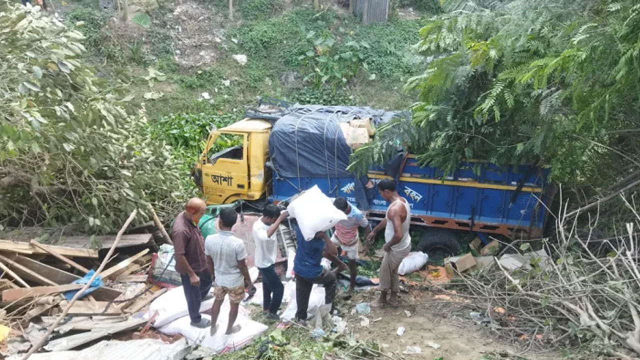 অটোরিকশায় ট্রাকের ধাক্কা, প্রাণ গেল ৫ জনের