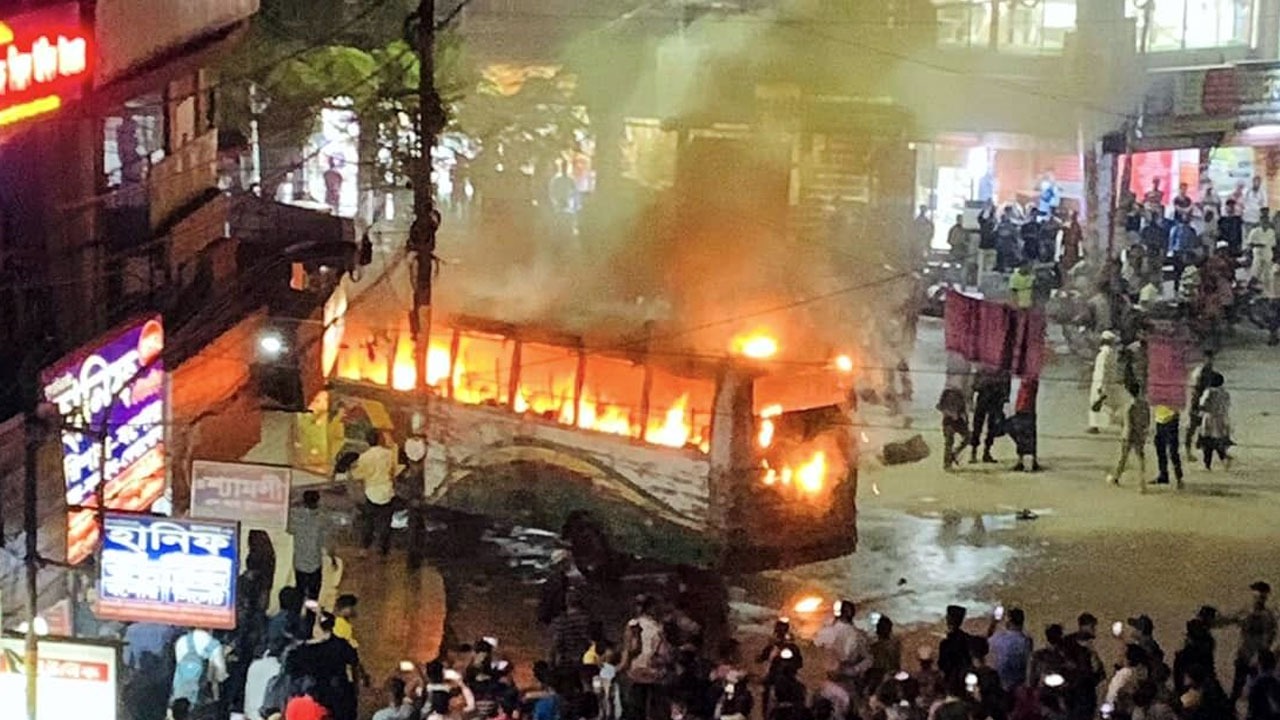 সায়েদাবাদে যাত্রীবাহী বাসে আগুন