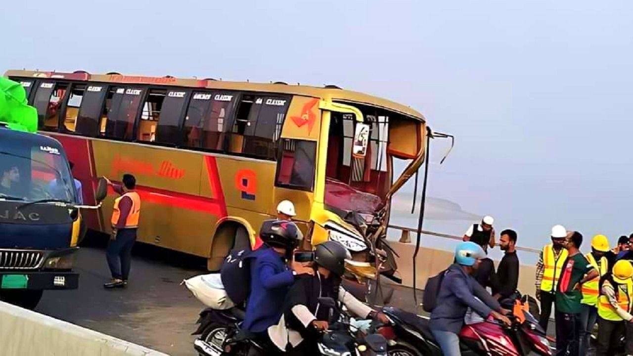 পদ্মা সেতুতে ২ বাসের মুখোমুখি সংঘর্ষ, আহত ২