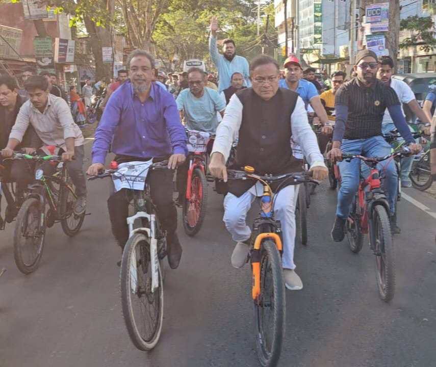 সাইকেল চালিয়ে নির্বাচনী প্রচার শুরু করলেন তথ্যমন্ত্রী