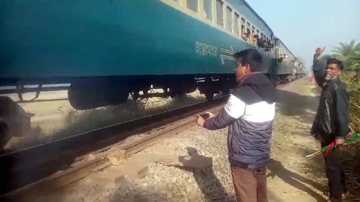 দিনাজপুরে রেললাইনে নাশকতা, অল্পের জন্য রক্ষা