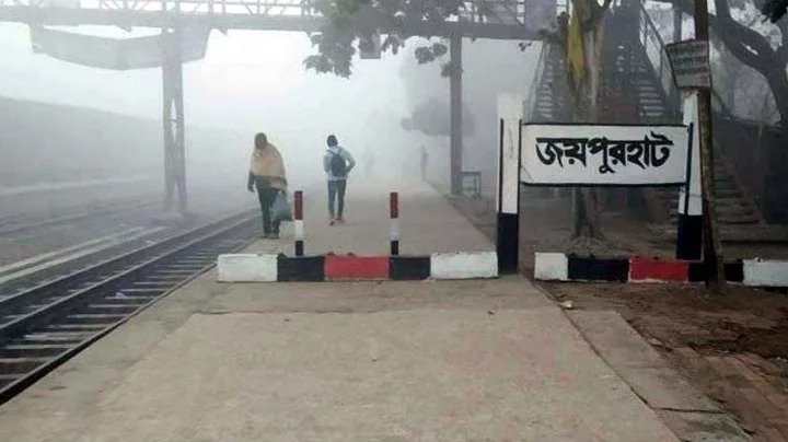 জয়পুরহাটে কুয়াশায় বিপর্যস্ত জনজীবন