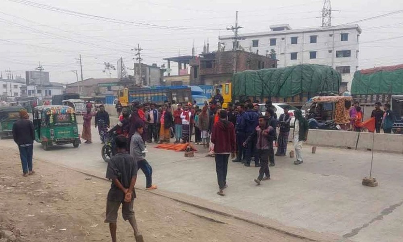 মোটরসাইকেলে অটোরিকশার ধাক্কা, ট্রাকচাপায় পড়ল ২ আরোহী