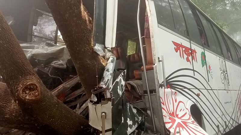 বরিশালে বাস-ট্রলির সংঘর্ষে প্রাণ গেল ২ যুবকের
