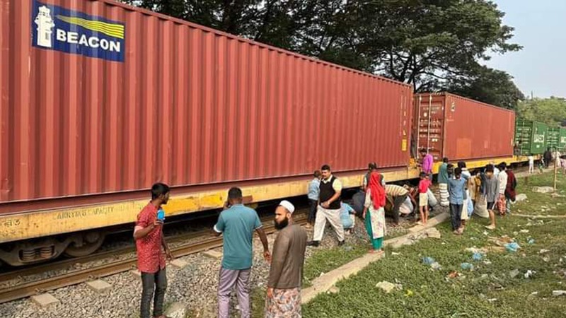 ঢাকা-টঙ্গী রুটে মালবাহী ট্রেনের ৫ বগি লাইনচ্যুত