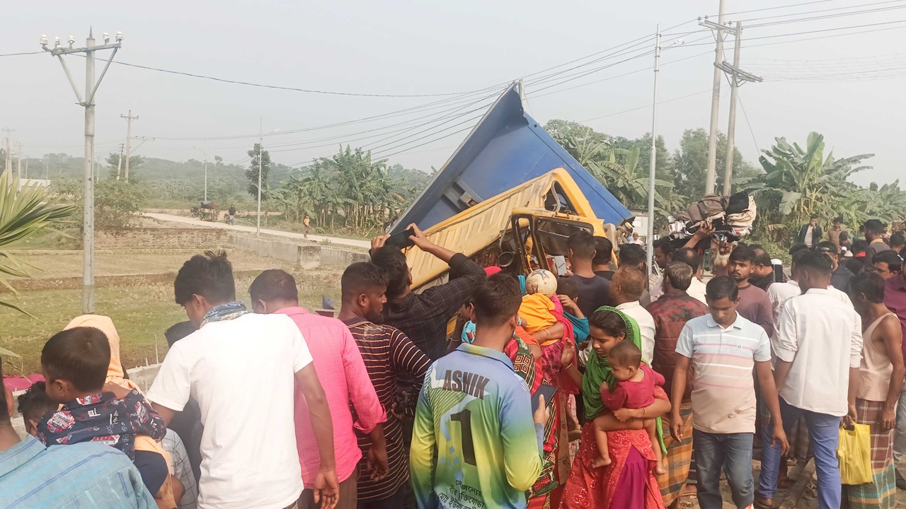 ময়মনসিংহে ট্রাক-ট্রেনের সংঘর্ষে নিহত ৪