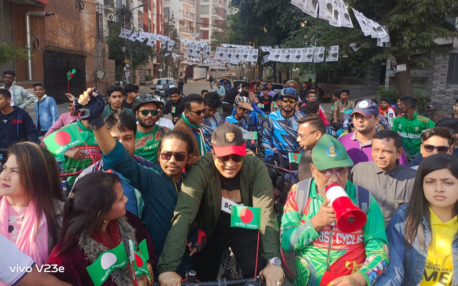 সাইকেল চালিয়ে ভোট চাইলেন নায়ক ফেরদৌস
