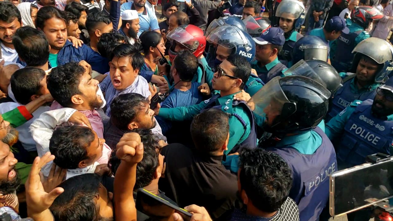 পুলিশি বাধায় গণঅধিকার পরিষদের কফিন মিছিল পণ্ড