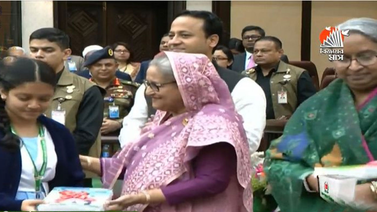 নতুন বই বিতরণ কার্যক্রম উদ্বোধন প্রধানমন্ত্রীর