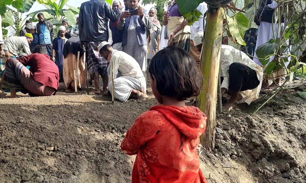 ‘আমারেও লইয়া যাও, আমিও এই নতুন ঘরো থাকবাম’