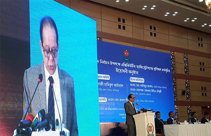 নির্বাচনে ম্যাজিস্ট্রেটদের স্বচ্ছতার সঙ্গে দায়িত্ব পালন করতে বললেন সিইসি