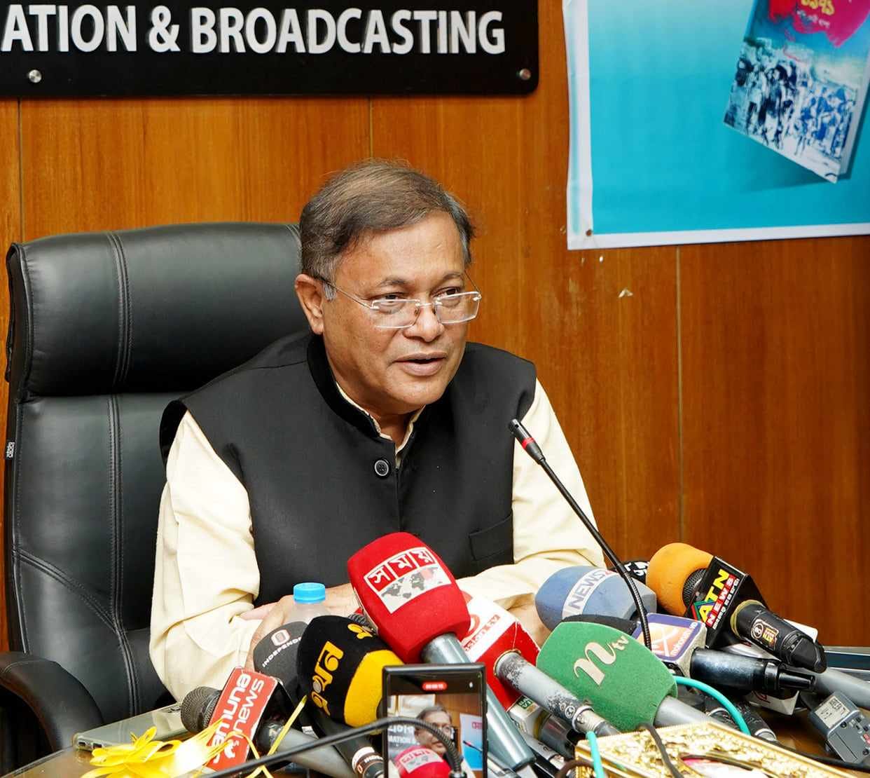 ড. ইউনূস শ্রমিকের পাওনা বুঝিয়ে দেননি, ঘুষেও রফা হয়নি : তথ্যমন্ত্রী