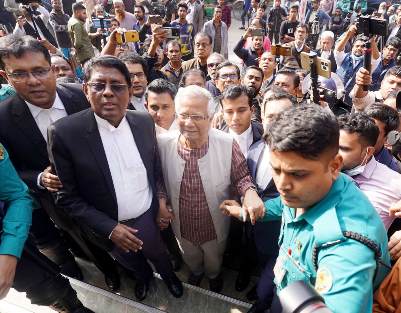 নোবেলজয়ী ড. ইউনূসের ছয় মাসের জেল