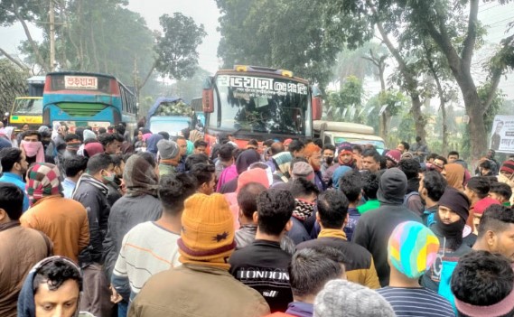 ঢাকা-আরিচা মহাসড়কে পোশাকশ্রমিকদের বিক্ষোভ