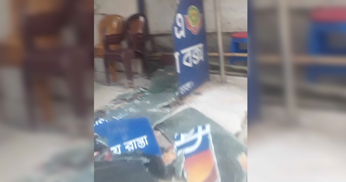 ধানমন্ডিতে পুলিশ বাক্সে অটোচালকদের হামলা
