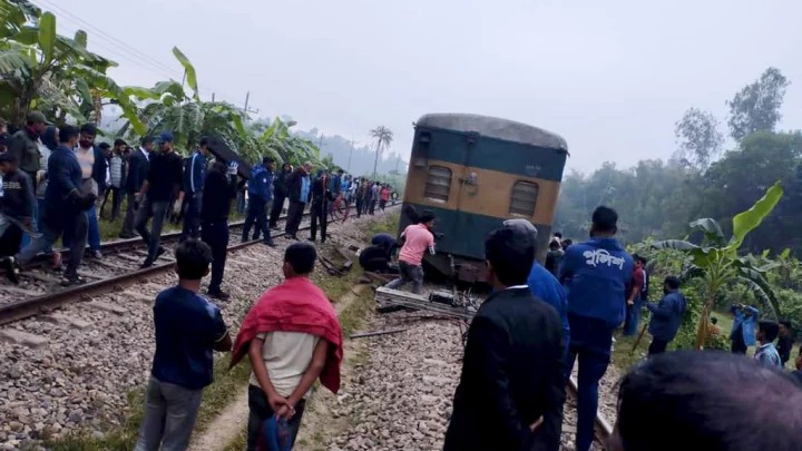 চট্টলা এক্সপ্রেসের বগি লাইনচ্যুত