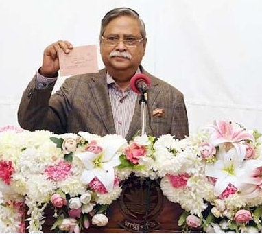 সংসদ নির্বাচন: পোস্টাল ব্যালটে ভোট দিলেন রাষ্ট্রপতি