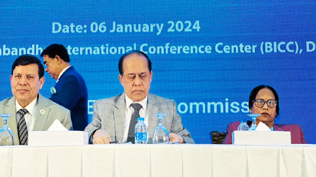 সুষ্ঠু নির্বাচনের জন্য স্বচ্ছ ব্যালট বাক্সে ভোট হবে : সিইসি